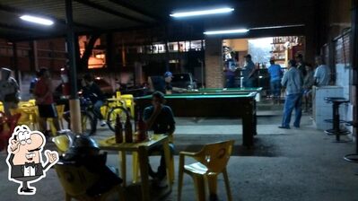 Veja imagens do interior do Helio Soccer Bar