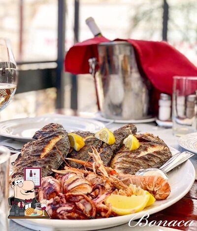 Ordina i un pasto a base di carne al ristorante Bonaca