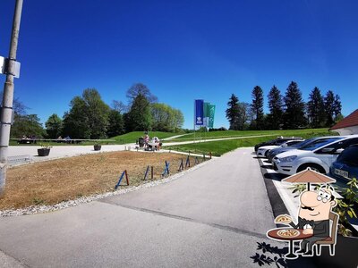 Puoi goderti l'aria fresca da seduto all'esterno di Golf Grad Otočec