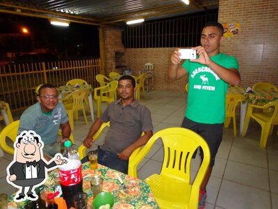 Sente em uma das mesas no Levi's pizzas e mercadinho