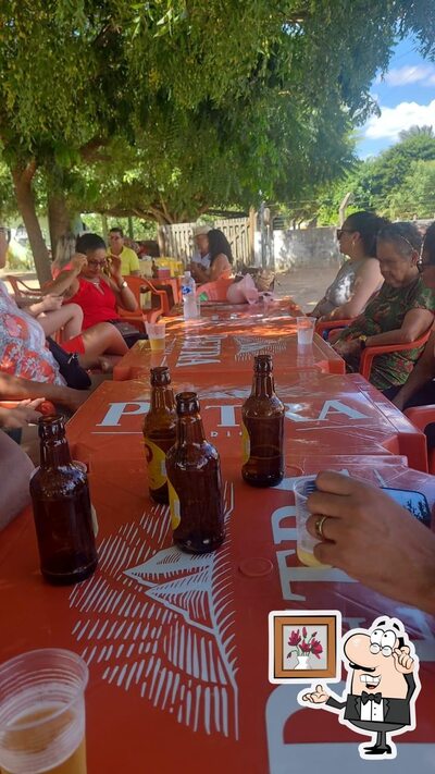 Sente em uma das mesas no Rivas