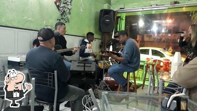 Sente em uma das mesas no Restaurante e Lancheria