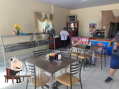 Sente em uma das mesas no Restaurante e pastelaria GW