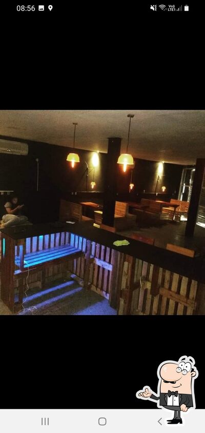 Sente em uma das mesas no El Patron Lounge e Bar