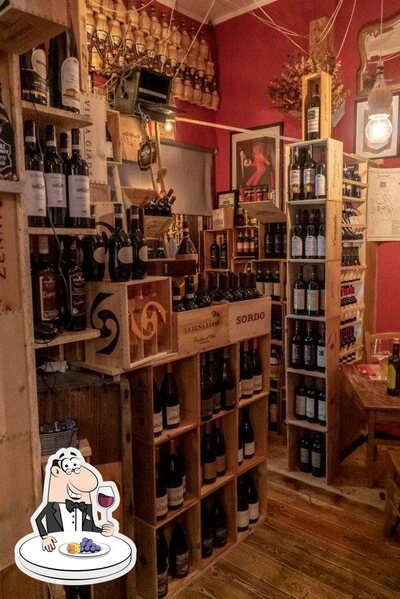 Ordina un bicchiere di vino al ristorante RossoCarne ravecca