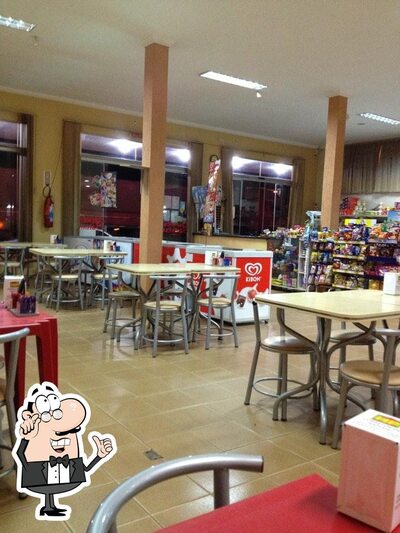 Sente em uma das mesas no A Baronesa Panificadora e Pizzaria