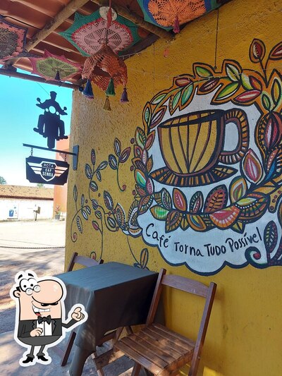 Sente em uma das mesas no Café Da Cleide