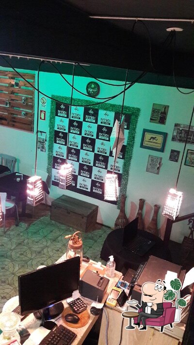 Sente em uma das mesas no Patio 312 Bar & Bistrô