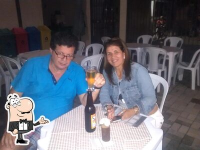 Sente em uma das mesas no Restaurante Agua Santa
