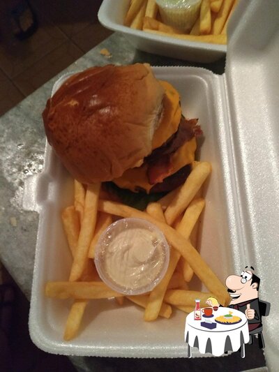 Peça um dos hambúrgueres oferecidos no Colmeia Burguer