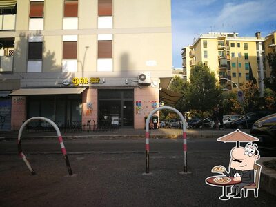 Puoi goderti l'aria fresca da seduto all'esterno di Bar Tavola Calda