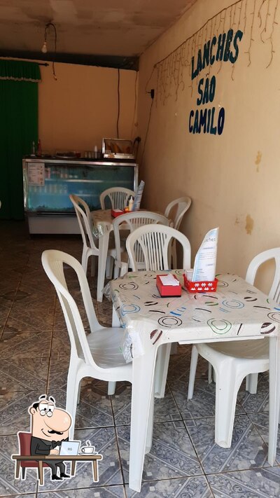 Sente em uma das mesas no Lanches São Camilo