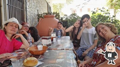 Installez-vous à l'une des tables de Gelateria Graniteria Eden