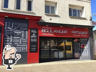 Installez-vous à l'une des tables de Boulangerie Poitou