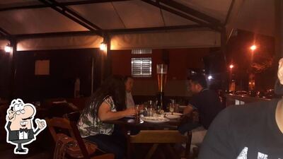 Sente em uma das mesas no Restaurante D. Nilda