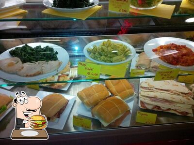 Ordina un hamburger al pub & bar Roxy Bar 3