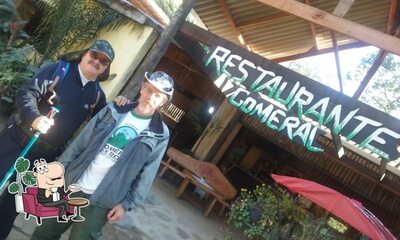 Sente em uma das mesas no Restaurante Gomeral