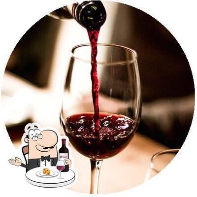 Goditi un bicchiere di vino al pub & bar Bar Piazza