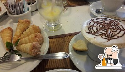 Desfrute de uma bebida no Oma's Kaffee Haus