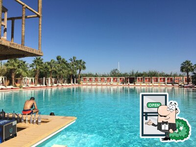 Vous pouvez prendre un bol d'air frais à l'extérieur La Plage Rouge