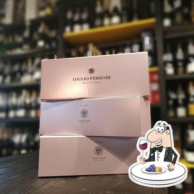 È gradevole prendersi un bicchiere di vino al pub & bar Lanciani Caffè