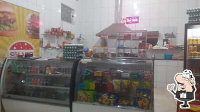 Sente em uma das mesas no Sílvio Lanche