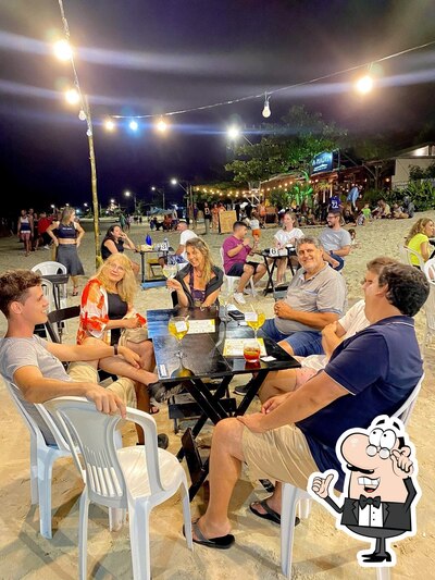 Sente em uma das mesas no Butiquim Bar e Petiscaria