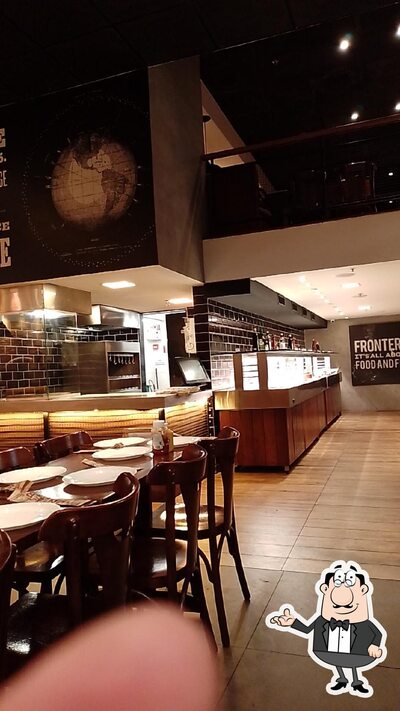 Sente em uma das mesas no FRONTERA CENTER SHOPPING