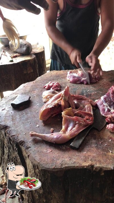 The visitors of ARS Mutton & Chicken Stall can get different seafood meals
