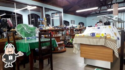 Sente em uma das mesas no Restaurante Jangada