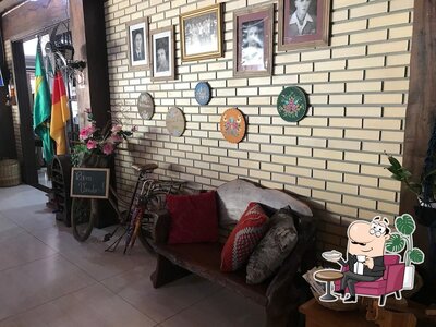 Sente em uma das mesas no Café Colonial e Hospedagem Recanto KaffeeHaus