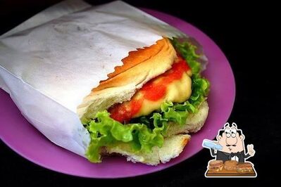 Peça um dos sanduíches oferecidos no Snack Lanches e Pizzas