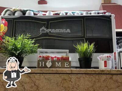 Siediti a un tavolo di Caffe Roma