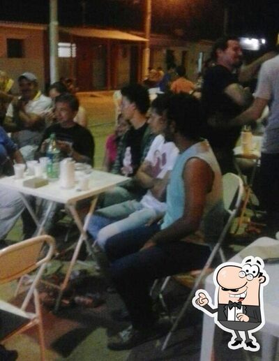 Sente em uma das mesas no Benildo Lanches