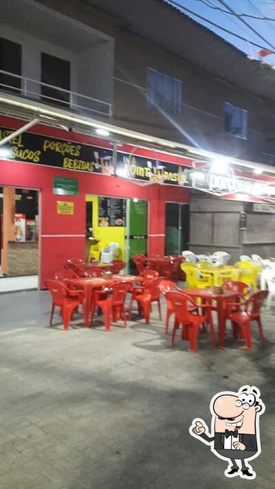 Sente em uma das mesas no Point Do Pastel Sta. Terezinha Pontal do Paraná PR