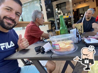 Sente em uma das mesas no Werneck Empório & Café