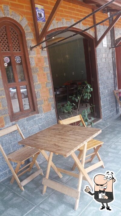 Sente em uma das mesas no Restaurante Passos