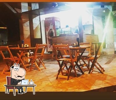 Sente em uma das mesas no Cavalinho Lanches