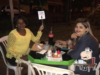 Sente em uma das mesas no TOP ESPETOS
