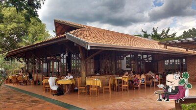 Sente em uma das mesas no Parque Recanto das Cachoeiras
