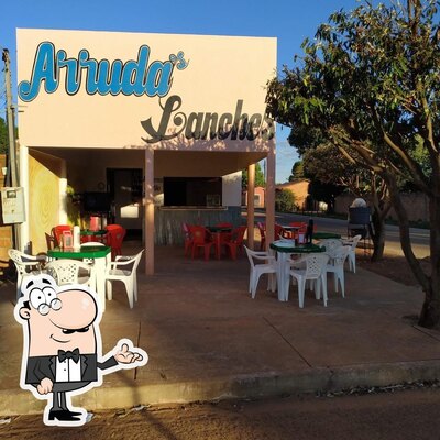 Sente em uma das mesas no Arrudas Lanches