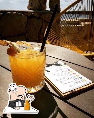 Smola Chillout Bar Rab propone un'ampia gamma di cose da bere