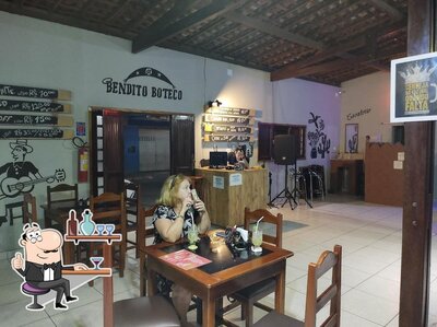 Sente em uma das mesas no Bendito Boteco