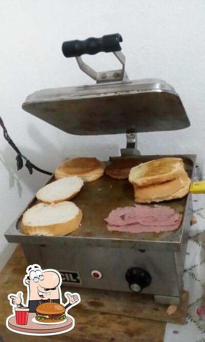 Delicie-se com um hambúrguer no Mercearia e Bar Bicas