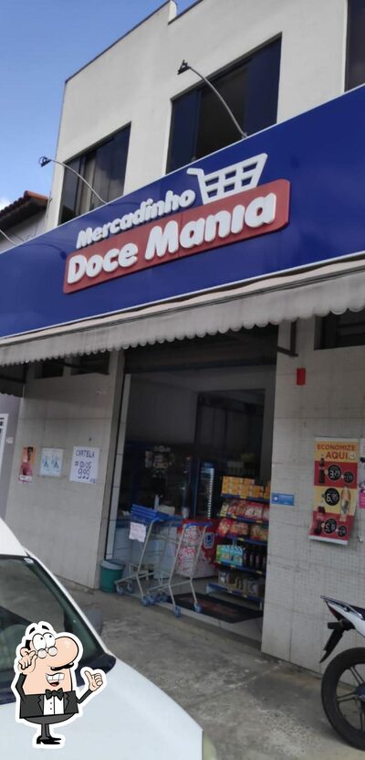 Sente em uma das mesas no Mercadinho Doce Mania