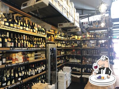 È gradevole godersi un bicchiere di vino Artigiani del Gusto