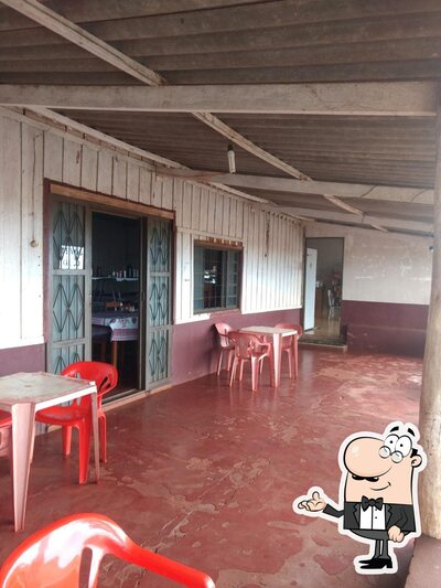 Sente em uma das mesas no Restaurante Mata Sede