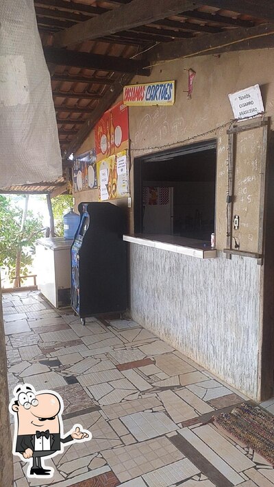 Sente em uma das mesas no Bar da Balsa