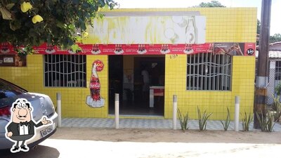 Sente em uma das mesas no Bar do Arisco