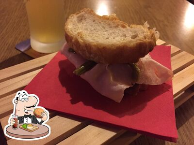 Ordina un hamburger al pub & bar Bar XXIX